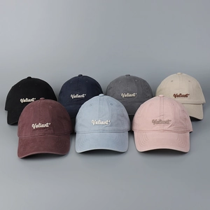 Detail van zeven katoenen baseballpetten in diverse kleuren met Valiant-borduurwerk