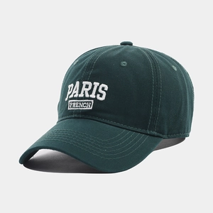 Détail de la broderie blanche Paris sur une casquette de baseball en coton vert foncé