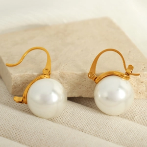 Boucles d'oreilles dormeuses dorées avec grandes perles rondes sur support pierre