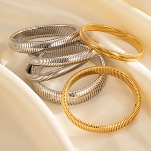 Fünfteiliges Set aus Gold- und Silber-Edelstahl-Flex-Armreifen im Tubogas-Stil