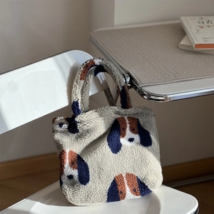 Gros plan d'un sac à main en laine d'agneau blanche avec un motif de chien mignon