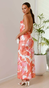 Détail du laçage croisé au dos et de l'imprimé floral sur la robe longue moulante
