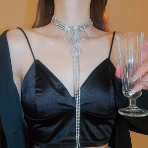 Collier multicouche de luxe avec nœud strass et perles pour un look de soirée élégant
