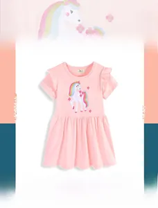 Détails de licorne arc-en-ciel et broderies florales sur une robe rose pour fille