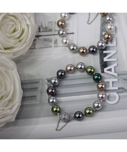 Détail du bracelet en perles multicolores avec fermoir magnétique et chaîne de sécurité