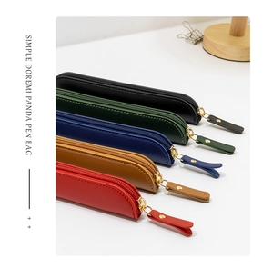 Flache Ansicht farbiger PU-Leder Mäppchen in Schwarz, Grün, Blau, Gelb und Rot mit Reißverschluss