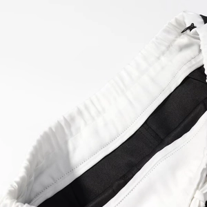 Nahaufnahme des weißen Twill-Stoffes mit Präzisionsnähten und schwarzem Reißverschluss