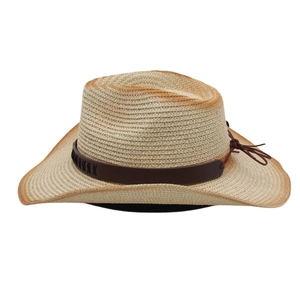 Détail d'un chapeau de cowboy en paille tressée avec ruban en cuir brun et glands décoratifs