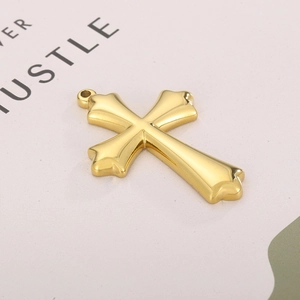 Pendentif croix en acier inoxydable doré pour homme sur fond minimaliste élégant