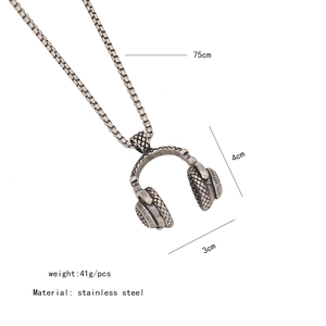 Détails du pendentif casque en acier inoxydable avec dimensions et spécifications de poids