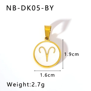 Detailansicht Widder Sternzeichen Goldanhänger mit weißer Muschel und 1,6cm Maßen