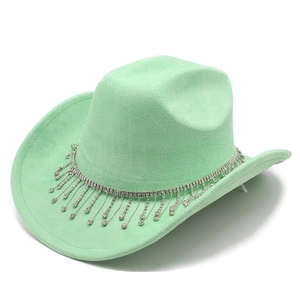Vue détaillée du chapeau de cowboy en daim vert menthe avec franges en strass