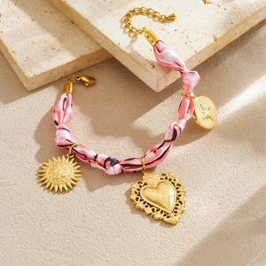 Bracelet en tissu imprimé rose avec breloques dorées vintage soleil et cœur