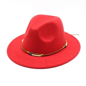 Dettaglio cappello fedora in lana rossa con cinturino in pelle e perline boho