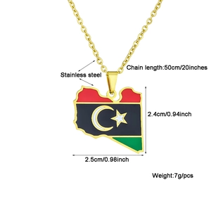 Détail du pendentif carte de la Libye doré avec drapeau et mesures de dimensions