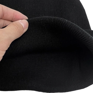 Berretto classico in maglia a coste nere per l'inverno con elevata elasticità