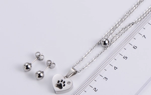 Mesure détaillée de la taille du collier à pendentif patte de cœur et boucles d'oreilles