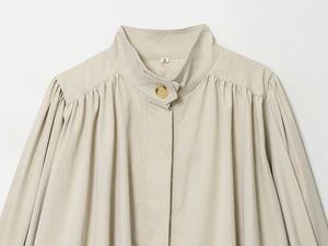 Detail des Stehkragens mit Faltenstruktur an beiger Freizeitjacke, Größenetikett S