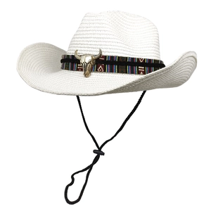 Dettaglio cappello da cowboy in paglia bianca con fibbia a teschio di toro