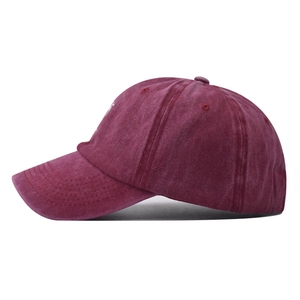Gros plan sur la casquette de baseball bordeaux délavée avec texte brodé blanc