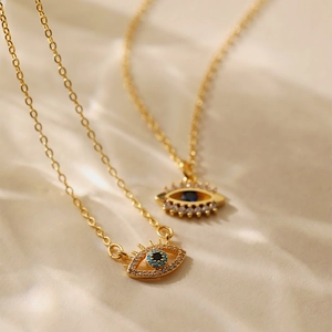 Nahaufnahme der 18K vergoldeten Evil Eye Halskette mit blauen und klaren Zirkonia
