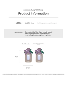 Vue détaillée des boucles d'oreilles fleur avec strass violets et perles rectangulaires