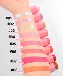 Arm-Swatches von acht herzförmigen Blush- und Highlighter-Sticks in mattem und schimmerndem Finish