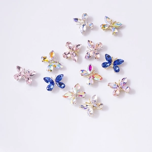 Bijoux d'ongles papillon 3D avec ailes en cristal aurora et base dorée pour manucure