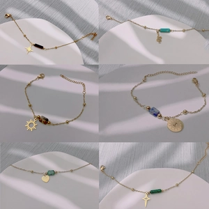 Bracciali dorati con stella, pietre naturali, turchese e ciondoli sole per donne eleganti