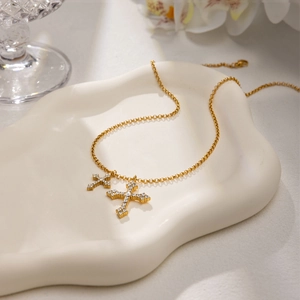 Elegante collana a doppia croce placcata oro 18K con pietre di zircone micro-pave