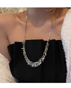 Detail der silbernen Blattschmuck-Halskette mit V-förmigen Fransen an einem Model