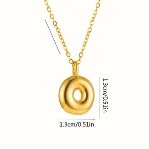 Dettaglio del ciondolo a lettera palloncino da 1,3 cm su catena in acciaio inossidabile