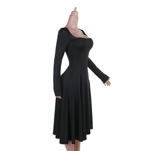 Vue détaillée d'une robe mi-longue noire ajustée à manches longues avec décolleté carré chic