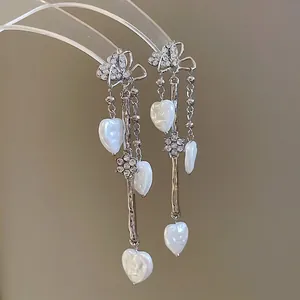 Boucles d'oreilles papillon en argent avec perles de cœur et franges scintillantes