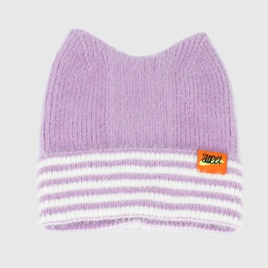 Détail du bonnet en tricot lilas avec oreilles de chat et étiquette orange