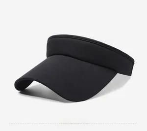 Détail de la visière pare-soleil noire respirante avec broderie NY de style gothique