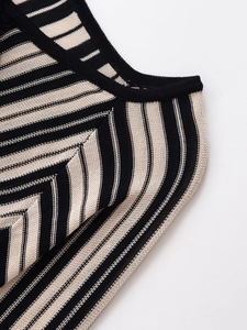 Gros plan détaillé de la robe en tricot à col en V avec des rayures beiges et noires