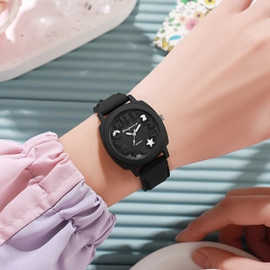 Montre à quartz carrée noire élégante avec bracelet en silicone sur poignet féminin