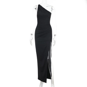 Robe de soirée noire élégante à une épaule avec dos nu et fente latérale sur mannequin