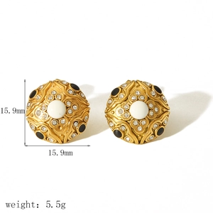 Vue détaillée des boucles d'oreilles perles vintage 15,9 mm avec zircon et relief doré
