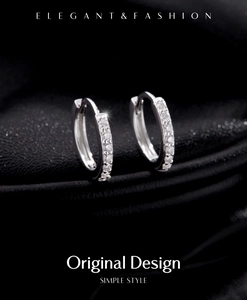 Vista macro di orecchini a cerchio in argento S925 con moissanite scintillante colore D