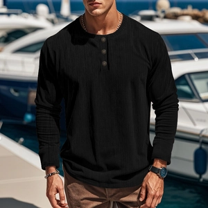 Detail eines schwarzen langärmeligen Henley-Shirts mit vertikaler Rippenstruktur und Knöpfen