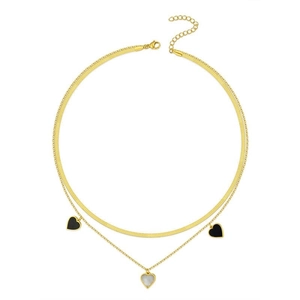 Collar dorado de doble capa con colgantes de corazón negros y blancos en cadenas de serpiente