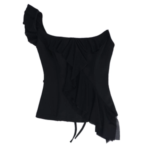 Détail du haut court noir à une épaule avec volants superposés et texture froncée