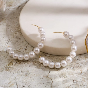 Eleganti orecchini a cerchio geometrici placcati in oro 14K con perle bianche da donna