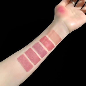 Échantillons de rouge à lèvres mat 5 couleurs sur peau en tons rose, baie et nude