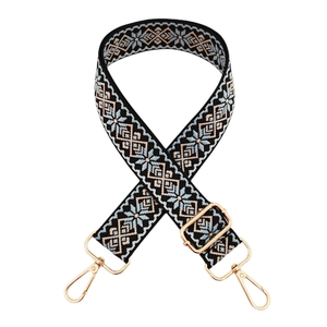 Dettaglio della tracolla jacquard etnica con ganci dorati e fibbia di regolazione
