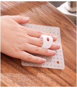 Dettaglio dell'anello in silicone bianco e del pad forato per pulire frutta e verdura