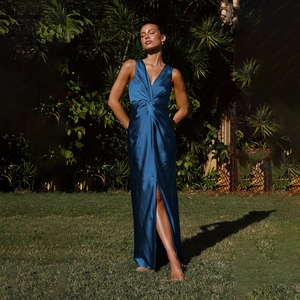 Détail de la robe de soirée en satin bleu marine avec fente haute et nœud à la taille