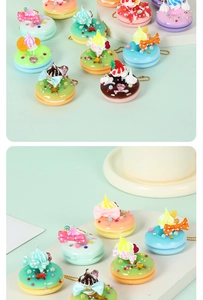 Détail macro de breloques macarons en résine avec fleurs en crème et nœuds